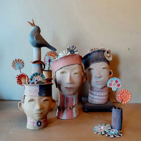 Familie uit de stam van de Orto, vader, moeder, kind en vaas met bloemen en vogel